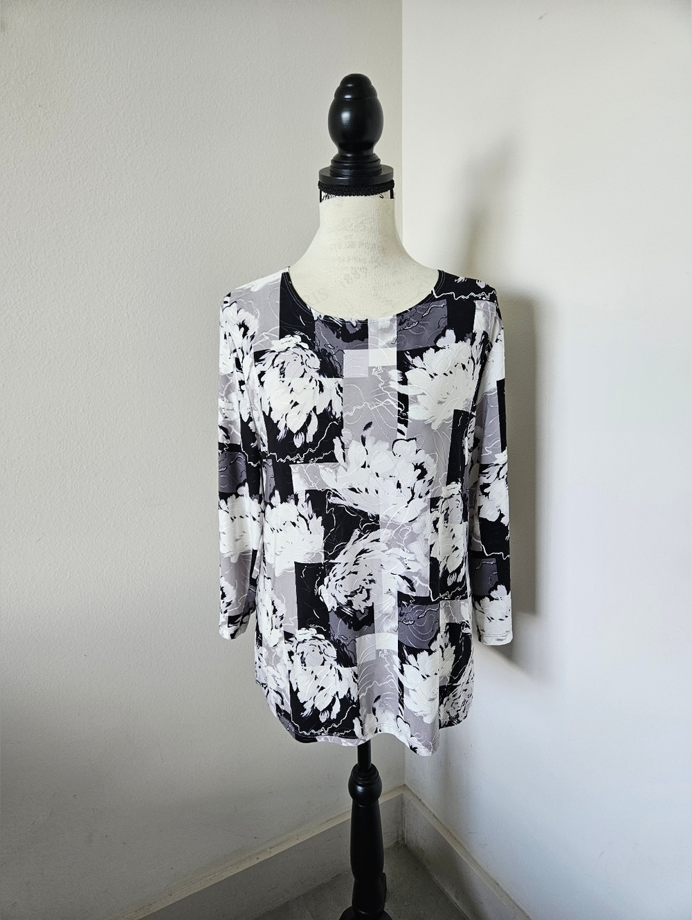 🖤Classic Black & White Floral  stretch Top 3/4 sleeves size large